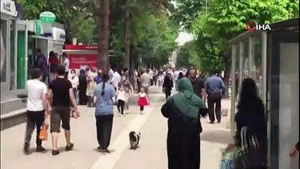 Bursa’da bayram öncesi banka önünde uzayan kuyruklar