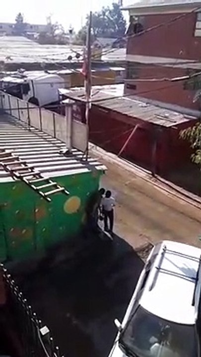 Il nargue la police en montrant ses fesses (Chili)