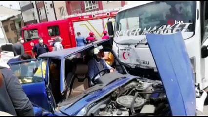 Hurdaya dönen araçtan 3 yaralı çıktı, bagajdaki buzağı olup bitenleri izledi