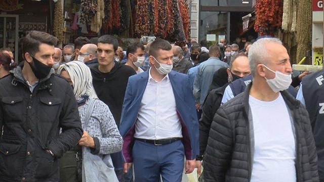 Eminönü’nde dikkat çeken kalabalık!