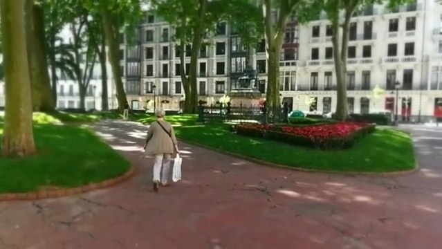 Los bilbaínos vuelven a disfrutar de los bancos y jardines públicos