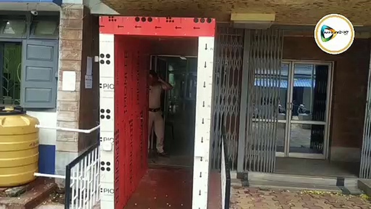 করোনার ঝুঁকি এড়াতে বাঁকুড়া  ডিএম অফিসের গেটে বসল স্বয়ংক্রিয় স্যানিটাইজেশন মেশিন।দেখুন ভিডিও প্রতিবেদন।