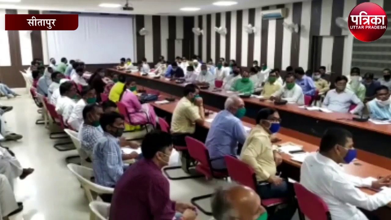 दूसरों को देते हैं ज्ञान, लेकिन अधिकारी खुद उड़ाते हैं सोशल डिस्टेंसिंग की धज्जियां