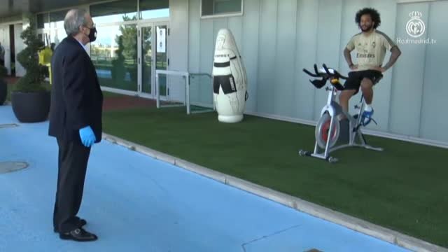 Florentino Pérez visita al equipo en la Ciudad del Real Madrid