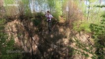 German daredevil manages to shave while balancing over canyon on highline