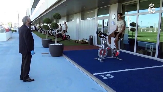 El presidente Florentino Pérez visita a las plantillas de fútbol y baloncesto