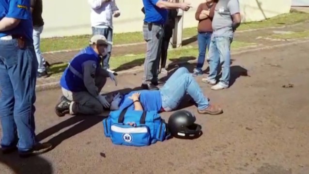 Motociclista tem suspeita de fratura em acidente no Bairro Country