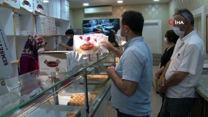 Baklavacının önündeki kuyruk görenleri hayrete düşürdü