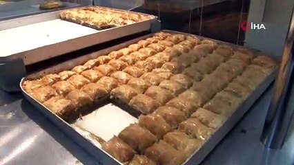 Baklavacının önündeki kuyruk görenleri hayrete düşürdü