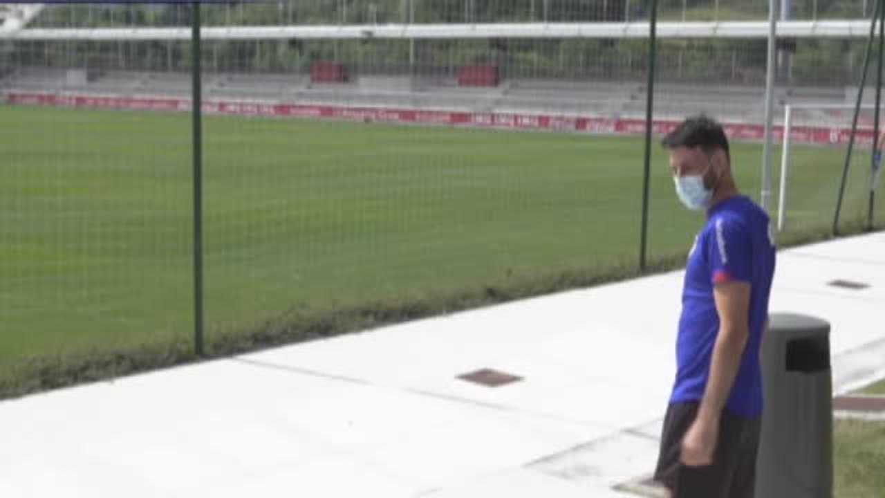 Aduriz sigue desde la banda el entrenamiento de sus compañeros en Lezama