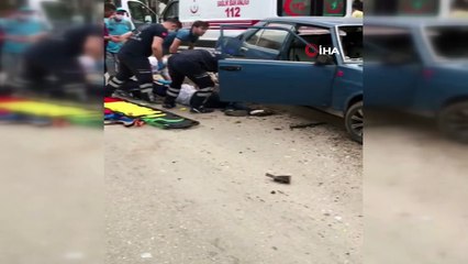 Direksiyon hakimiyetini kaybedince elektrik direğine çarptı: 2 yaralı