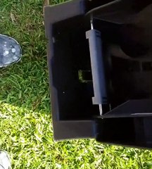 Ce qu'il découvre dans le siège auto de son bébé fait froid dans le dos