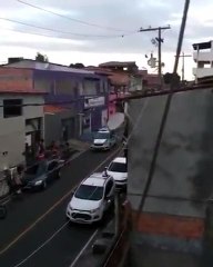 Polícia usa "psicologia infantil" para aconselhar adultos a ficarem em casa