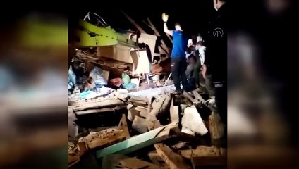 Tải video: Yıkılan ahırın altında kalan 5 hayvan kurtarıldı, 2 büyükbaş telef oldu - KASTAMONU