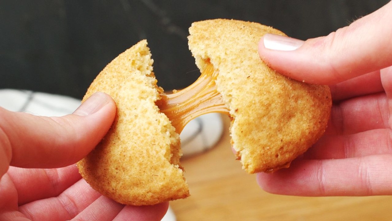 These Snickerdoodle Cookies Have A Surprise Caramel Filling