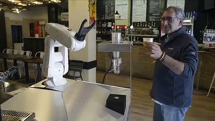 Robô Garçom Serve Cerveja Sem Contato 🍺