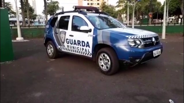 Indivíduos são flagrados com porções de maconha durante ação da GM na Praça Wilson Joffre