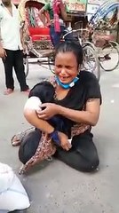 এক অসহায় মহিলা তার কষ্টের কথা জানাচ্ছে...