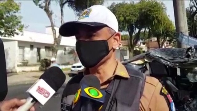 Mercedes fica destruída após colisão com ônibus em Curitiba