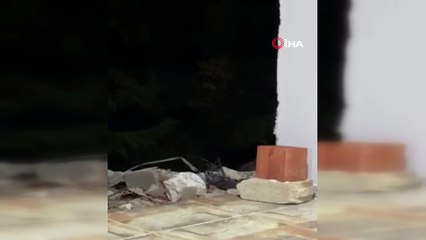 Yiyecek bulmak için evinin önüne kadar gelen ayıyı telefonuyla görüntüledi