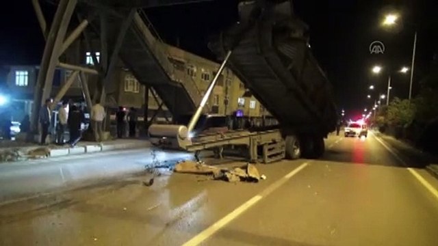 Tırın açık unutulan damperi üst geçide çarpıp koptu - SAMSUN