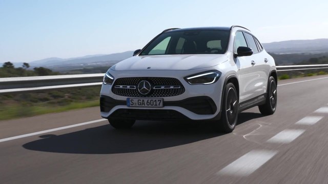 The new Mercedes-Benz GLA 250 4MATIC in White metallic Driving Video