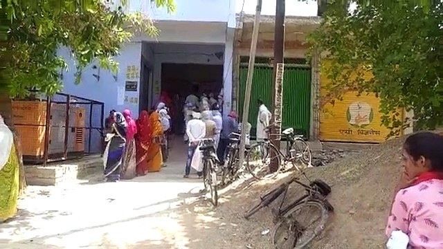 लॉकडाउन में मिली छूट तो सोशल डिस्टेंसिंग का पालन करना भूल गई जनता