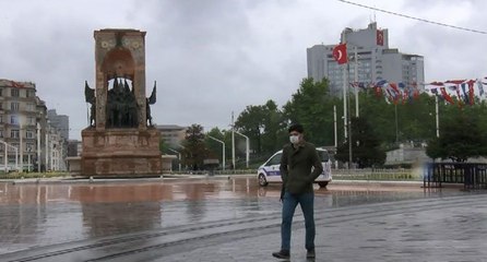 Taksim’de yağmur ve rüzgar