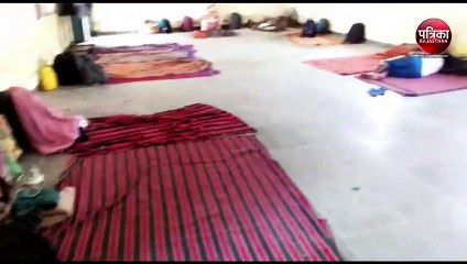 Watch Video : भूख लगी तो श्रमिकों ने किया हंगामा, बोले : यहां मिली सिर्फ आधा कप चाय