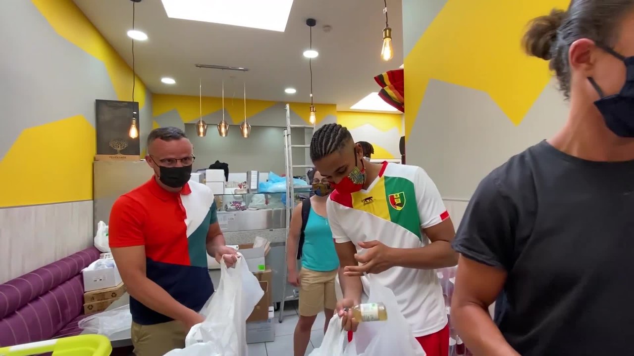 Distribution de vivre aux personnes précarisées avec Ibrahima Diallo (football) et Mohamed El Marcouchi (Boxe)