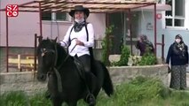 Mahallenin 'Kovboy Muhtarı' atıyla mahalleyi geziyor