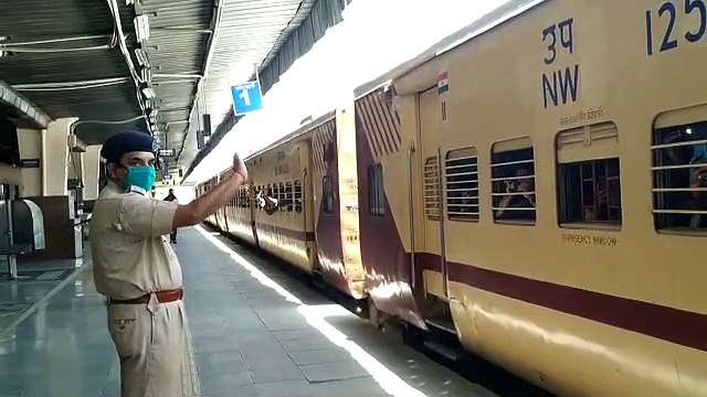 ट्रेन रवाना होते ही मजदूरों ने ऐसे जताई खुशी...