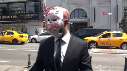 Taksim’de 'virüs adam' dan ilginç farkındalık