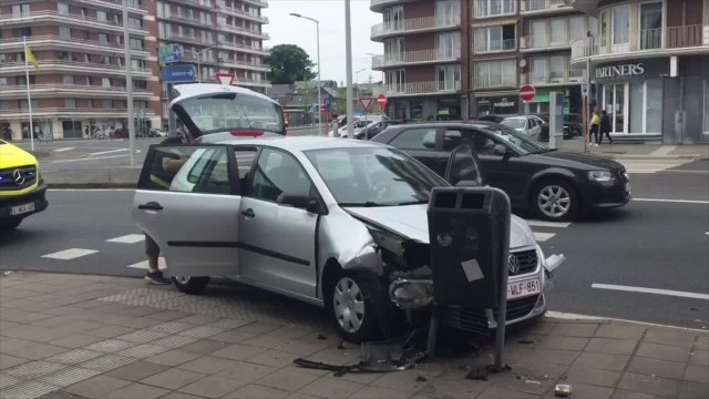 Spectaculaire accident dans un rond point à Jambes ( Namur )
