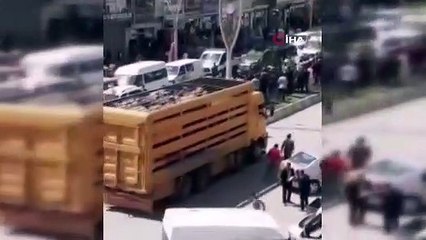 Ailelerin taşlı sopalı kavgasında kamerada: 8 kişi yaralandı