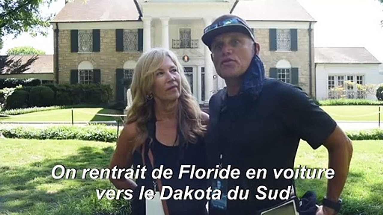 Les fans d'Elvis Presley visitent la maison du "King", rouverte au public