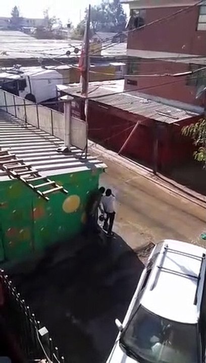Desafiou a polícia durante a quarentena no Chile e teve um castigo que lhe fez refrescar as ideias...