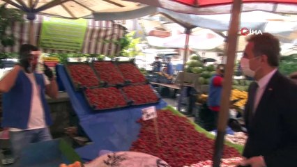 Başkan Köse, pazarcı esnafı ile kuaförlere siperlik ve maske dağıttı
