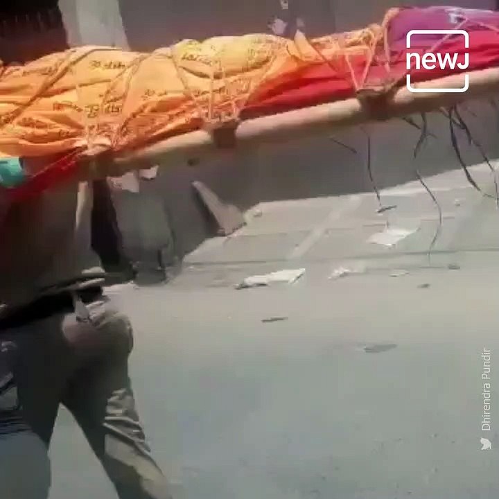 Delhi Police Helped An Old Man Perform Last Rites Of His Wife After Neighbours Refused To Help Amid Lockdown