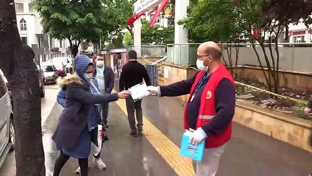 Bilecikli gençler yağmura aldırış etmeden çarşılara koştu