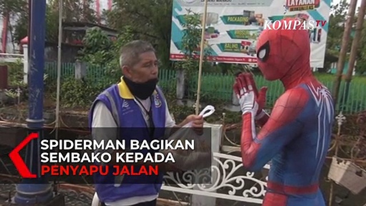 Spiderman Manado Bagikan Sembako