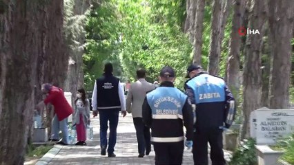 Sokağa çıkma kısıtlaması öncesi vatandaşlar kabristana akın etti