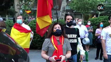 Una manifestante contra el Gobierno:"La Policía nos pide el DNI por llevar una bandera de España"