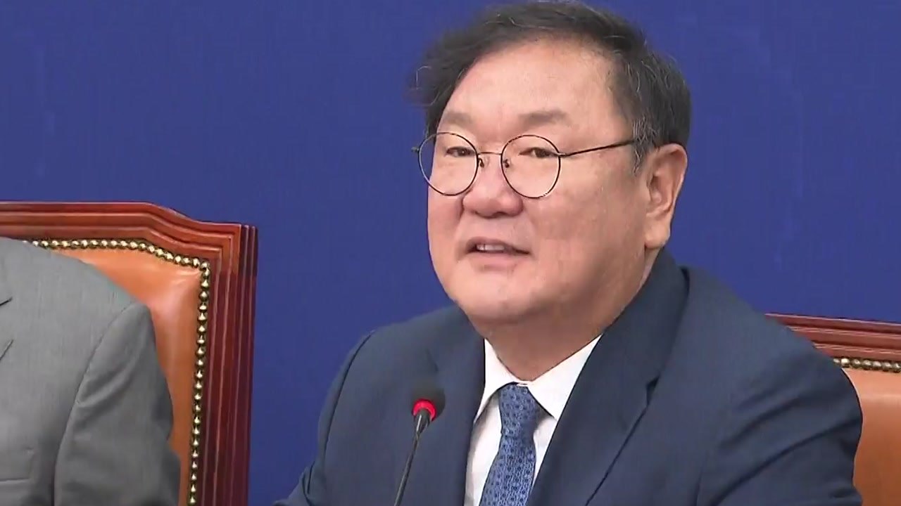 민주당 "노무현 정신 계승...국난극복 중심 될 것" / YTN