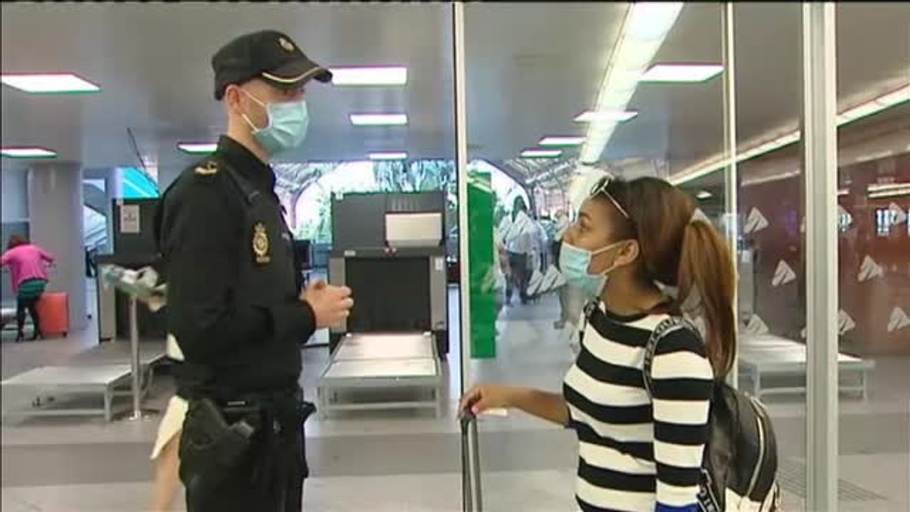 Controles policiales en las estaciones para acceder a los trenes