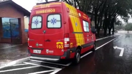 Mulher é socorrida ao sofrer queda no Colégio Wilson Joffre