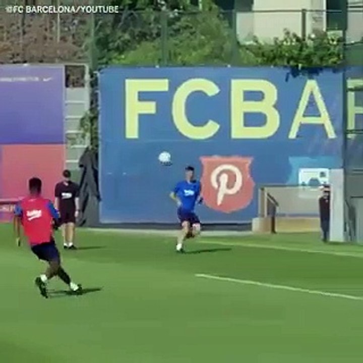 Vinicius dando toques al Balón