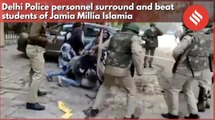 Delhi police personnel surround and beat students of Jamia Millia Islamia