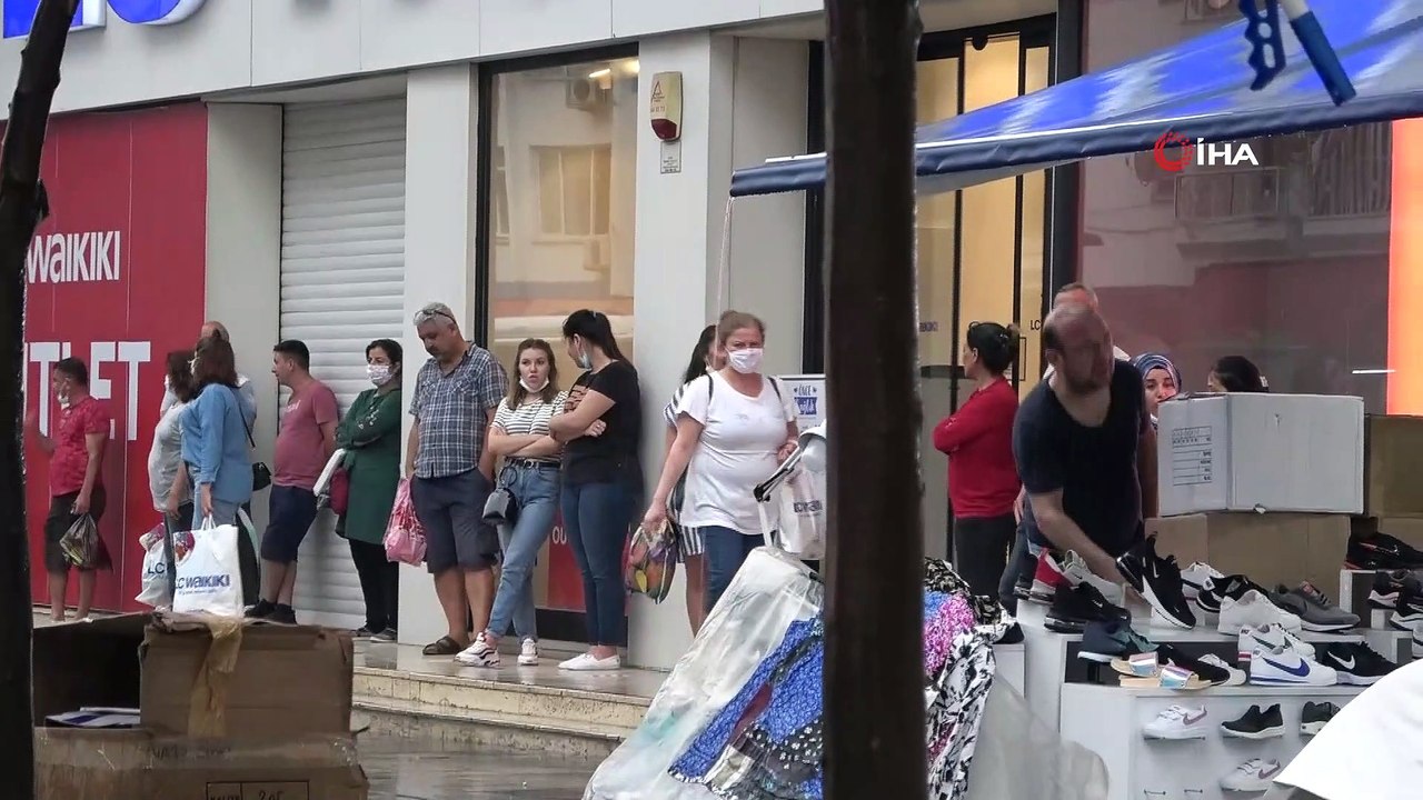 Antalya'da aniden bastıran sağanak yağmur vatandaşları hazırlıksız yakaladı