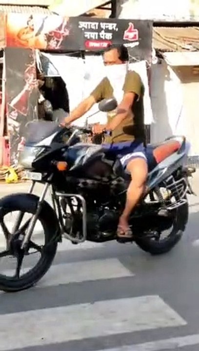 बकेवर: DM के निर्देशो की उड़ाई जा रही धज्जिया,समय के बाद भी खुली दुकाने